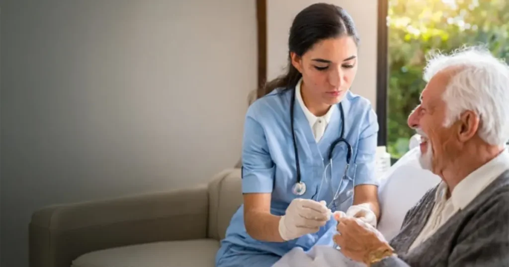 Servizio di assistenza infermieristica professionale a domicilio in Lombardia: un'infermiera qualificata assiste un paziente anziano garantendo cure mediche in ambiente domestico.