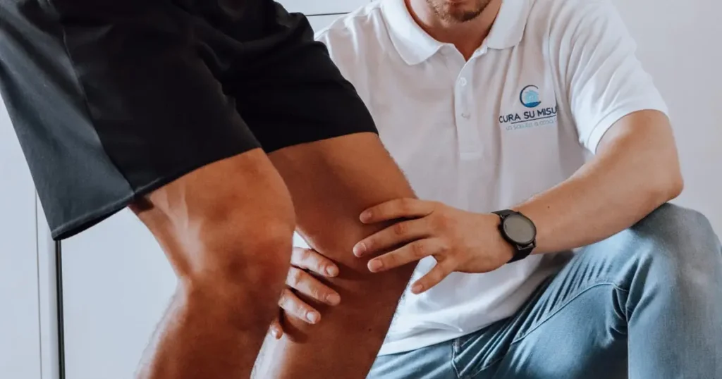 Riabilitazione ortopedica a domicilio in Lombardia: un fisioterapista di Cura su Misura esegue una valutazione funzionale del ginocchio per il recupero motorio del paziente direttamente a casa.