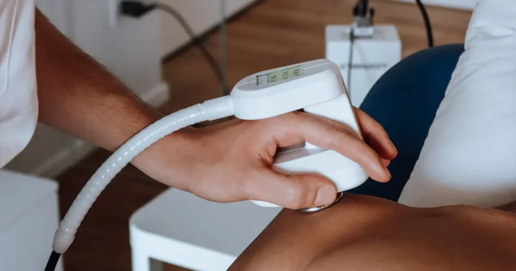 Tecarterapia a domicilio in Lombardia: un professionista della riabilitazione utilizza l'apparecchiatura Tecar per trattamenti biostimolanti e antinfiammatori direttamente a casa del paziente.