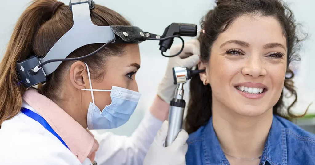 Visita otorinolaringoiatrica a domicilio in Lombardia: medico specialista otorino esegue un controllo dell'orecchio con otoscopio professionale direttamente a casa della paziente.